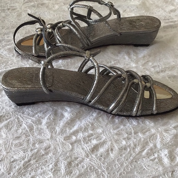 Stuart Weitzman size 9 silver sandals - Picture 12 of 13